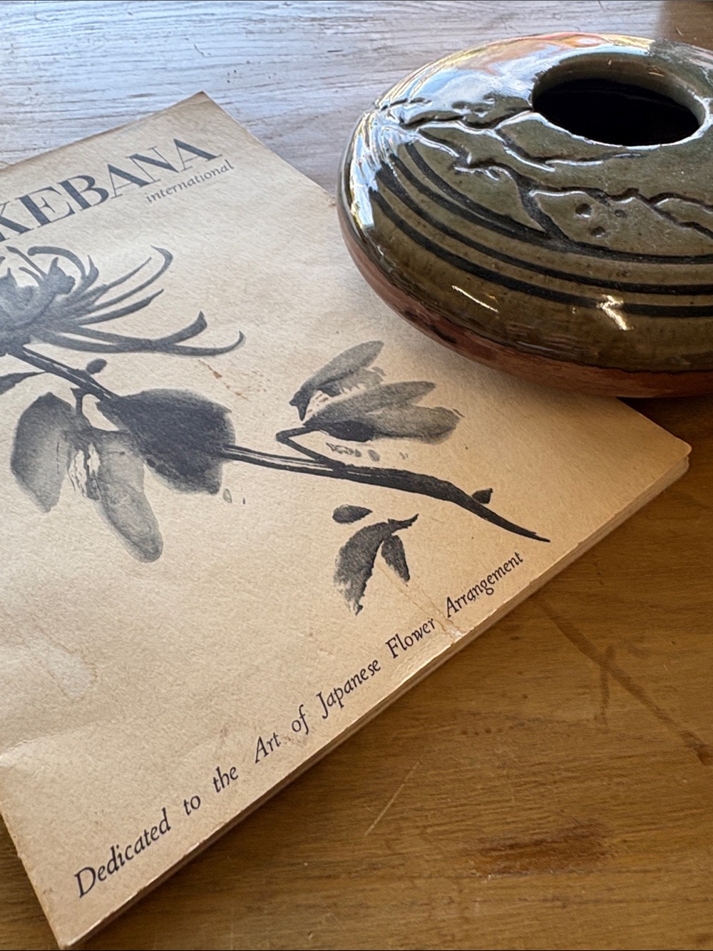 Ikebana Vase & Vintage Magazine - Picture 2 of 2